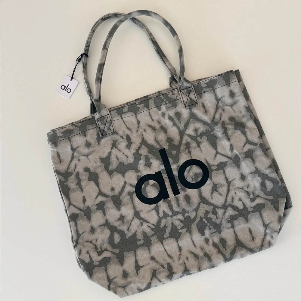 ALO Yoga Tote - Picture 3 of 5